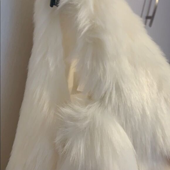 💕Last deal 💕White faux fur Vest - Picture 3 of 10